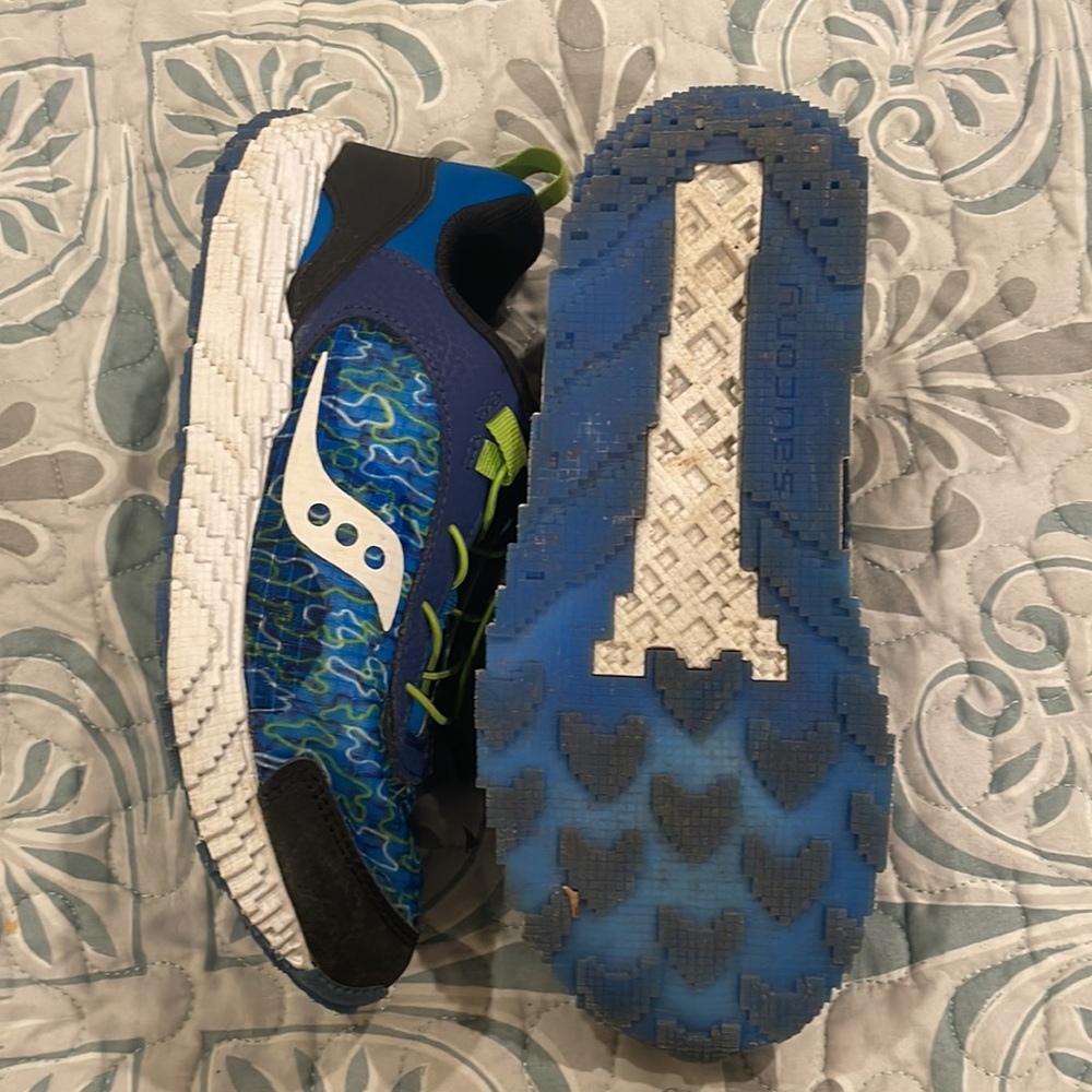 Kids tennis shoes barely worn - Picture 3 of 3